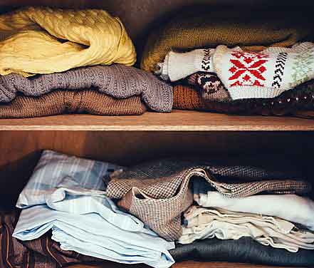 Mit der Konmari Methode gehört das Chaos im Kleiderschrank bald der Vergangenheit an.
